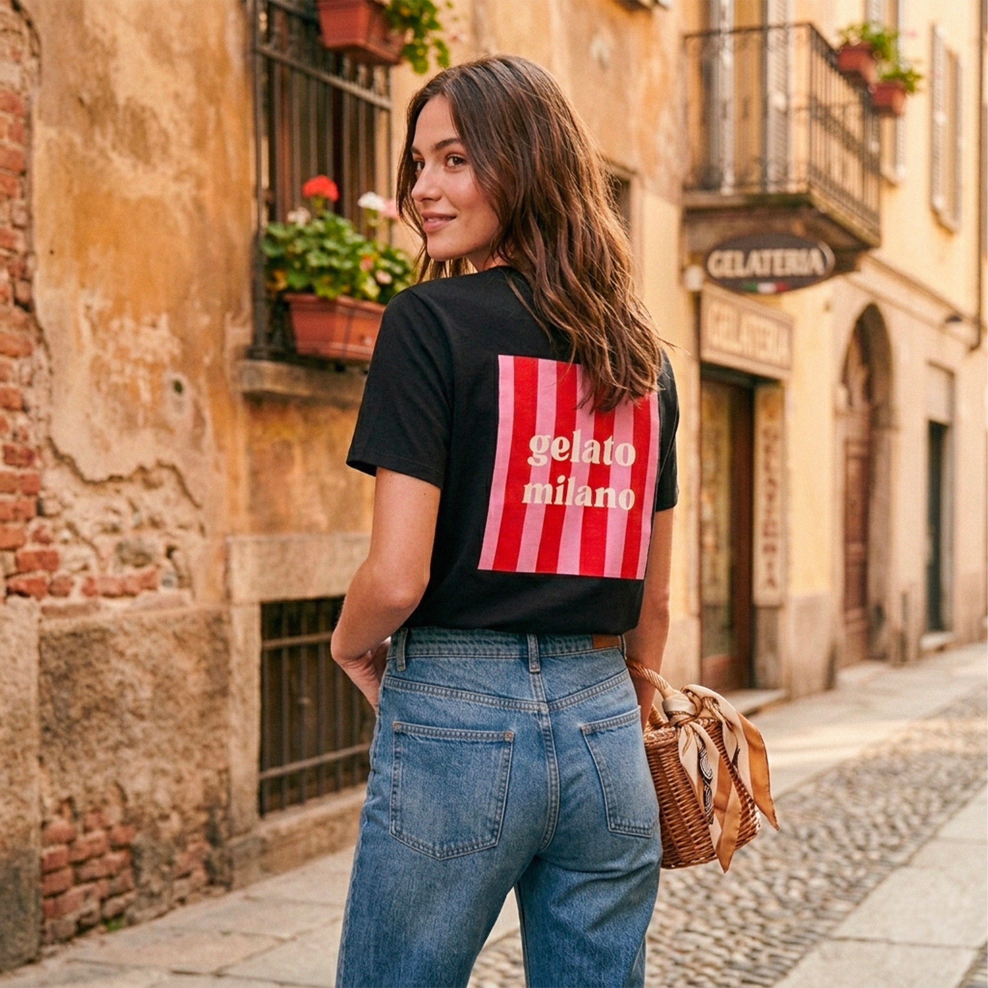 T-shirt femme noir Beausejour print Gelato Milano, design graphique rouge et rose, look estival casual chic.