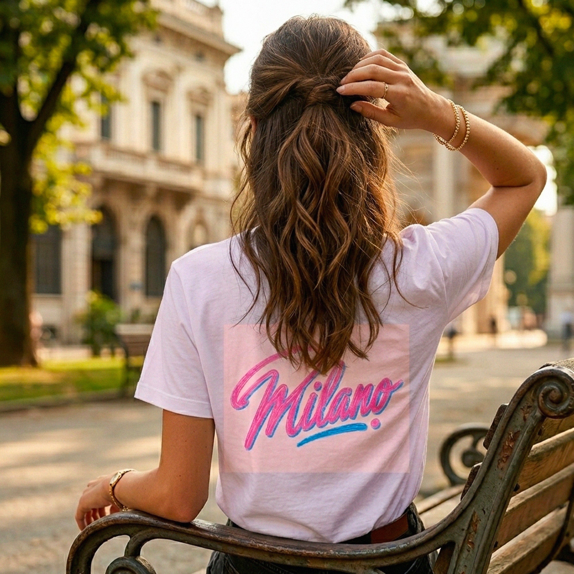 T-shirt femme blanc Beausejour print Milano typographie script, design colore, look estival casual chic en ville.