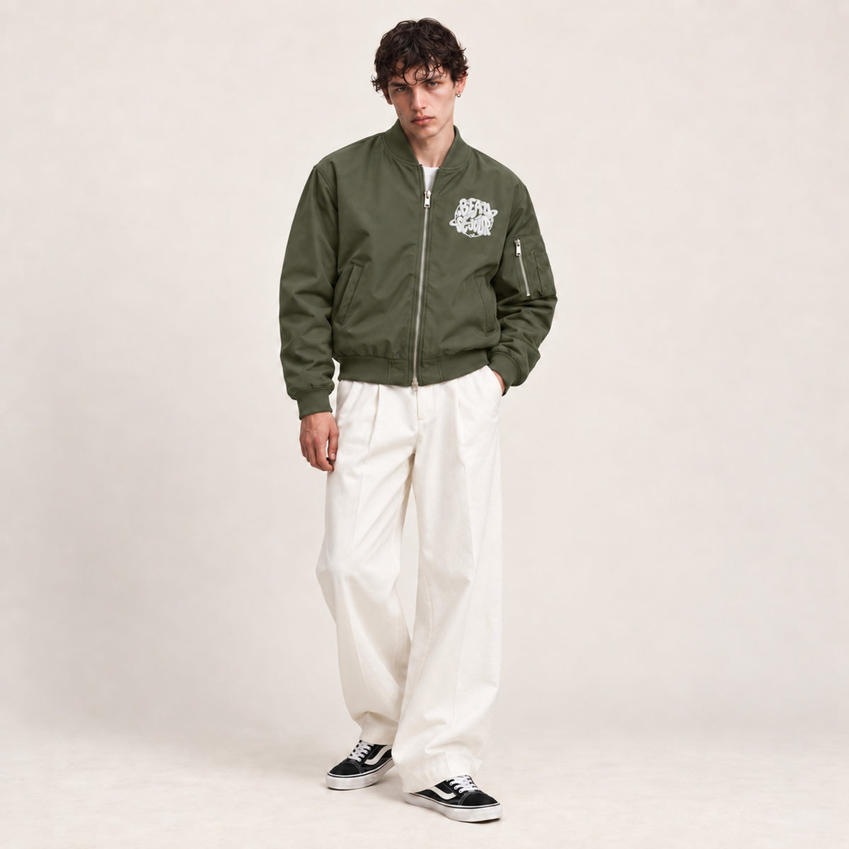 Bomber kaki homme. Coton et polyester recyclé. Vue de face.