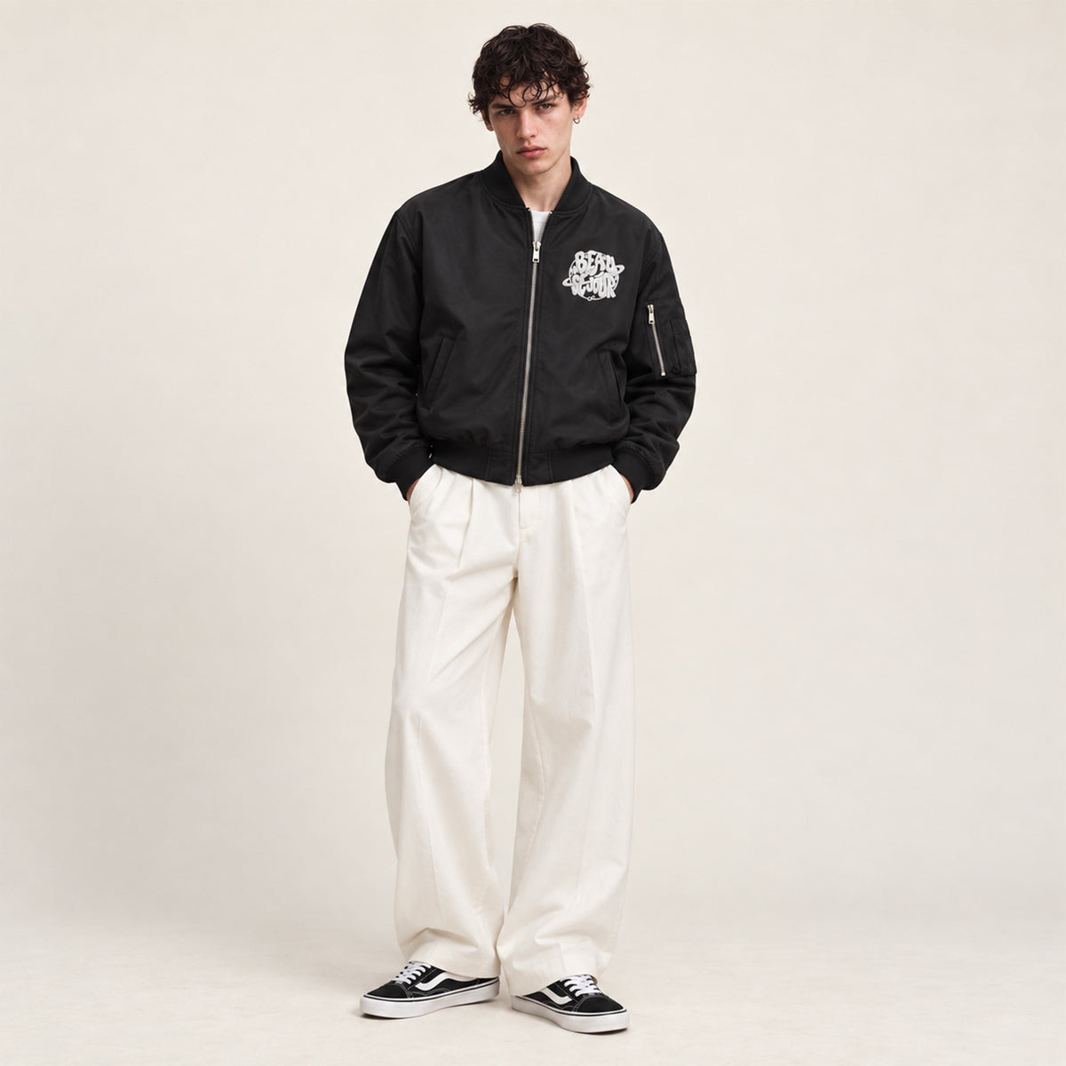 Bomber noir homme. Coton et polyester recyclé. Vue de face. shooting studio.