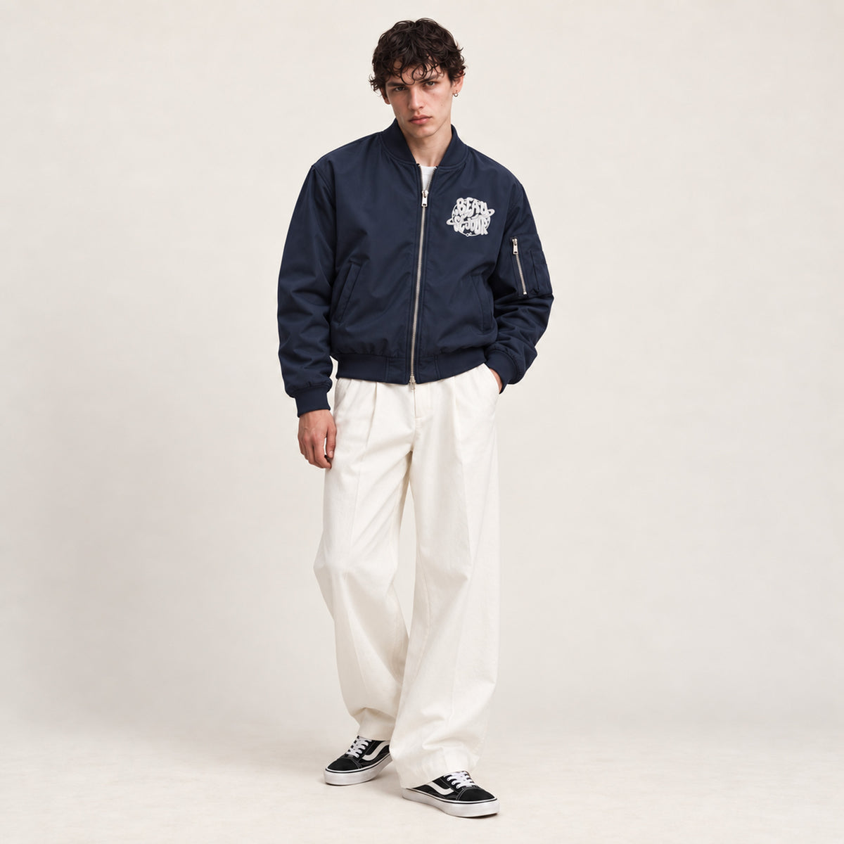 Bomber bleu marine pour homme. broderie planete beausejour sur le coeur. shooting studio.