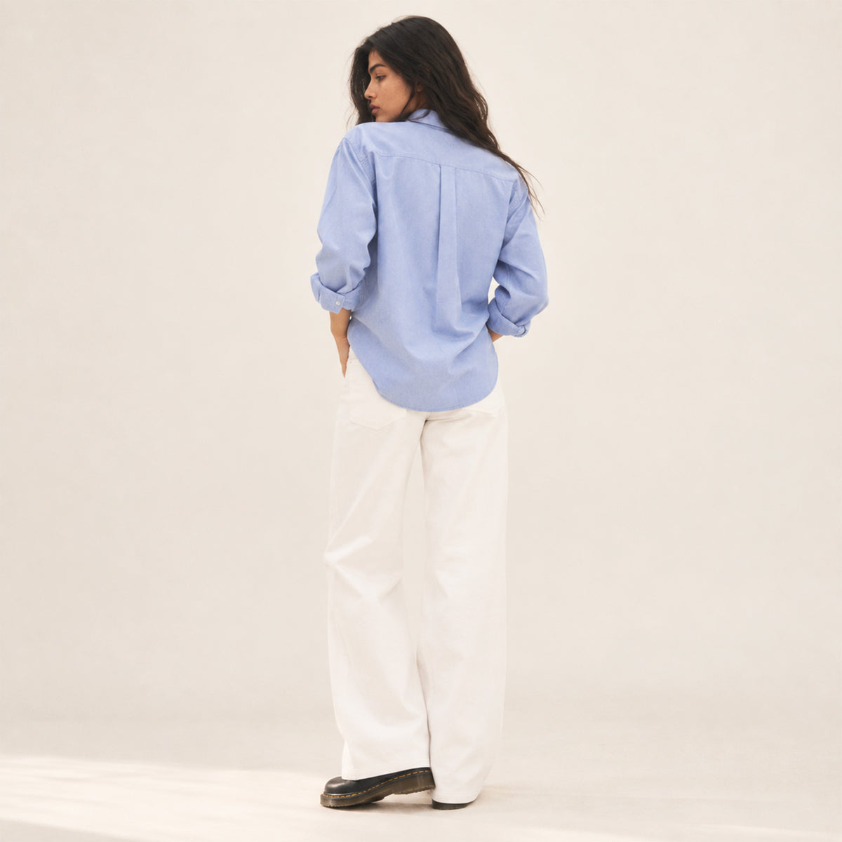Chemise Oxford femme Beauséjour AMS bleu ciel en coton biologique, coupe élégante avec col classique, boutons blancs et patch AMS brodé sur la poitrine.