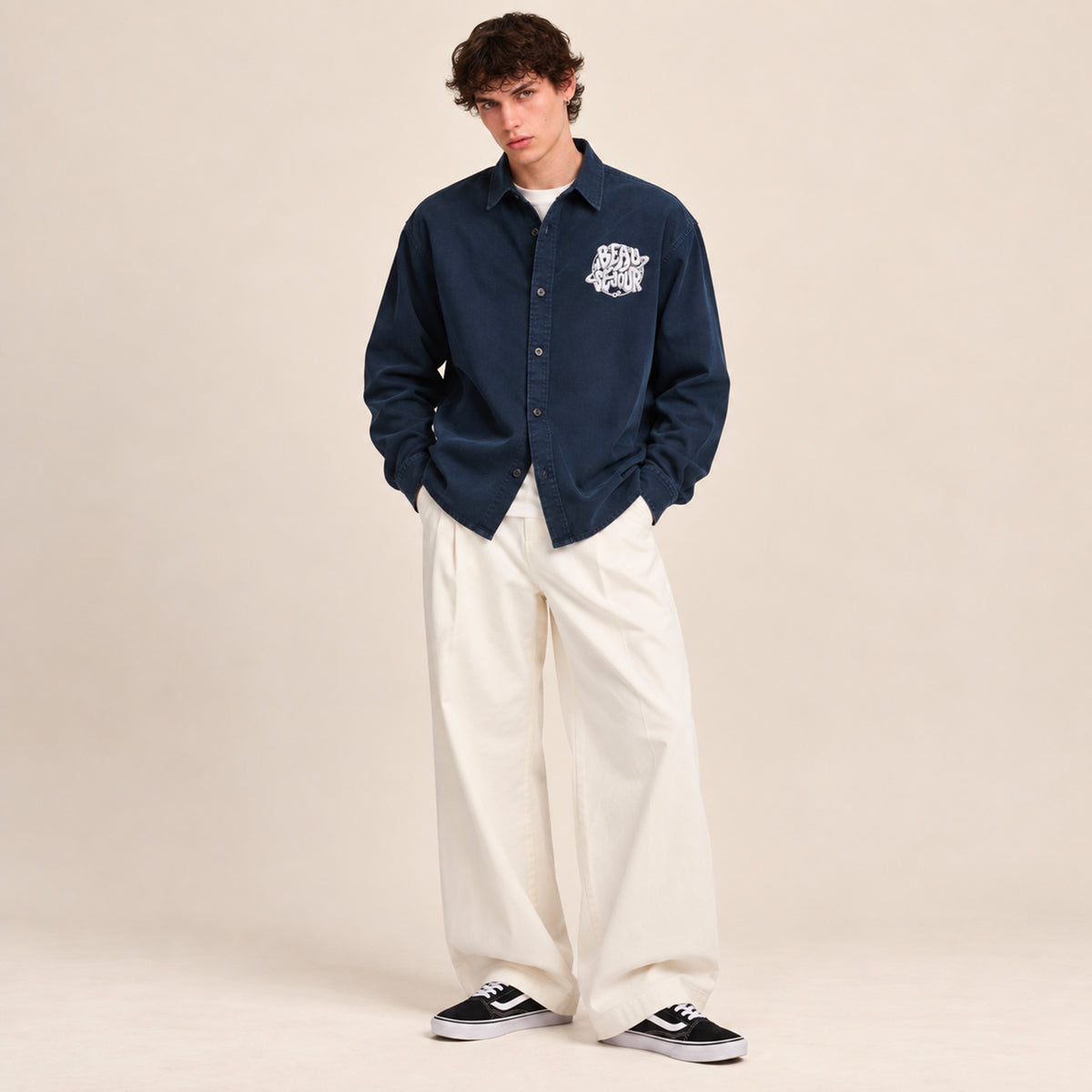 Chemise bleu marine pour homme. Broderie planete sur le coeur. Vue de face.