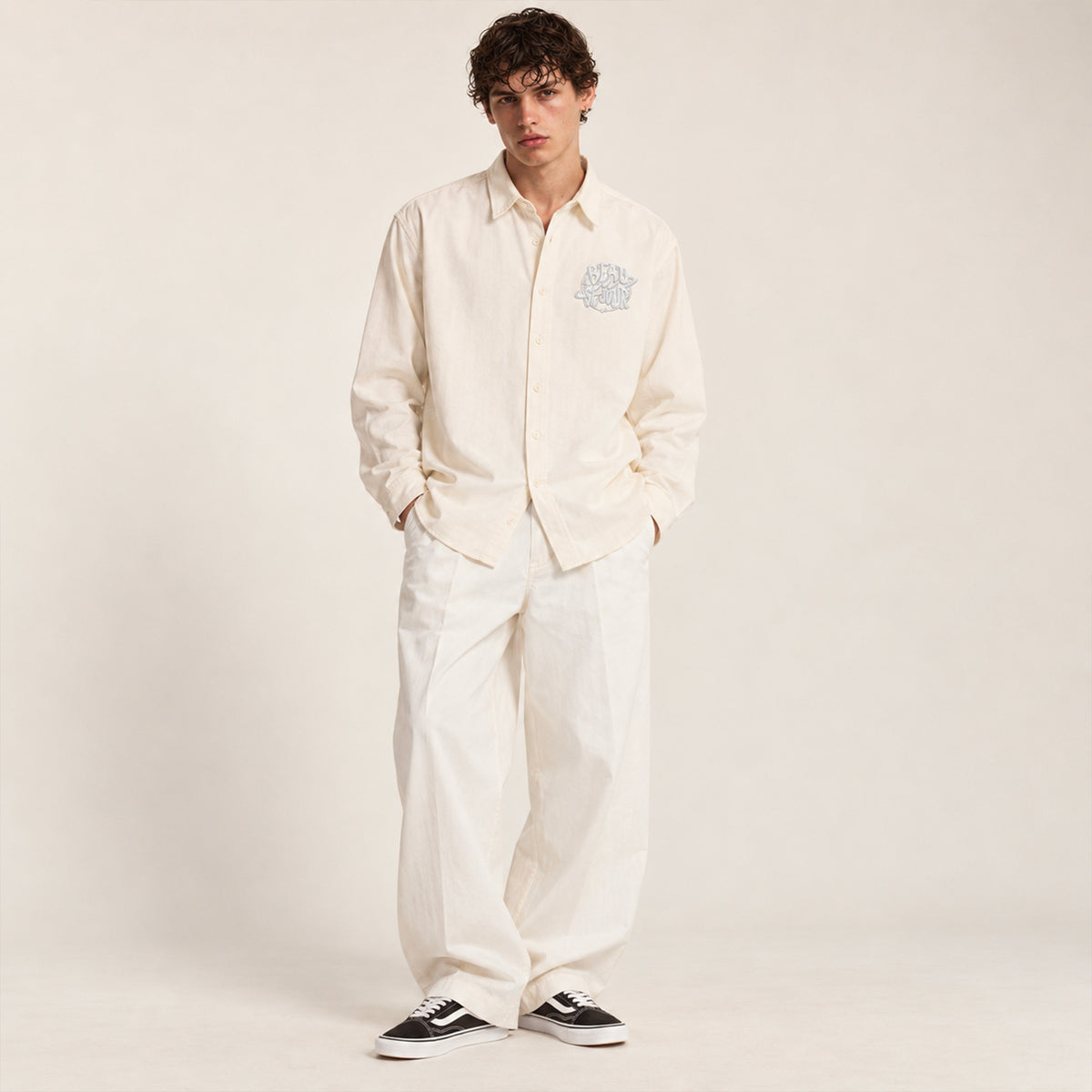 Chemise creme pour homme. Broderie planete sur le coeur. Vue de face. plein pied.