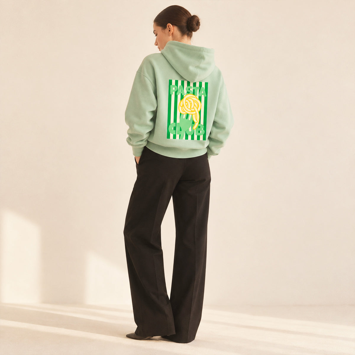 femme portant un hoodie aloe Pasta Club, vue de dos – Beauséjour France.