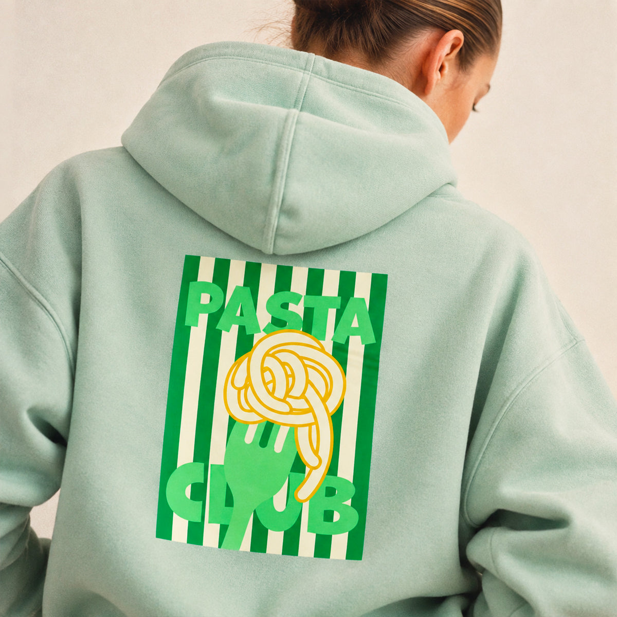 femme portant un hoodie aloe Pasta Club, vue de dos – Beauséjour France.