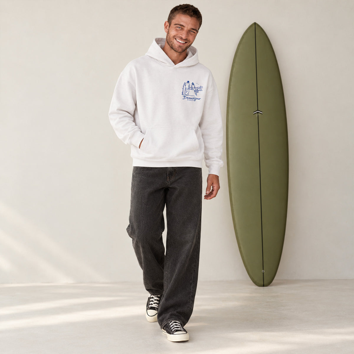 Hoodie Biarritz after surf blanc porté par un homme, vue de face