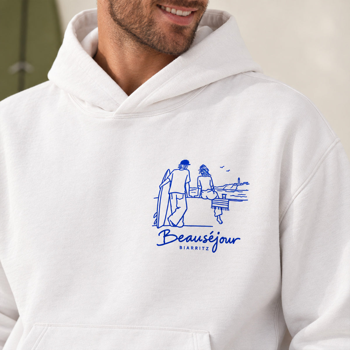 Hoodie Biarritz after surf blanc, détail de l'imprimé Beauséjour sur la poitrine