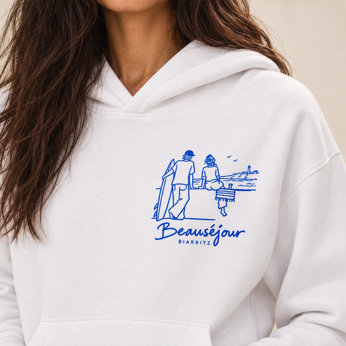 Hoodie Biarritz after surf blanc, détail de l'imprimé Beauséjour sur la poitrine