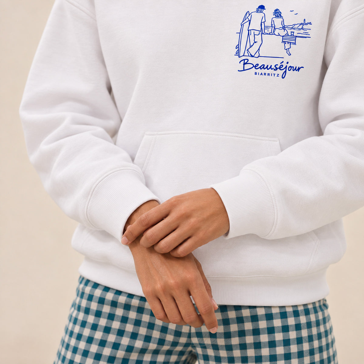 Hoodie Biarritz after surf blanc porté par une femme, vue de profil