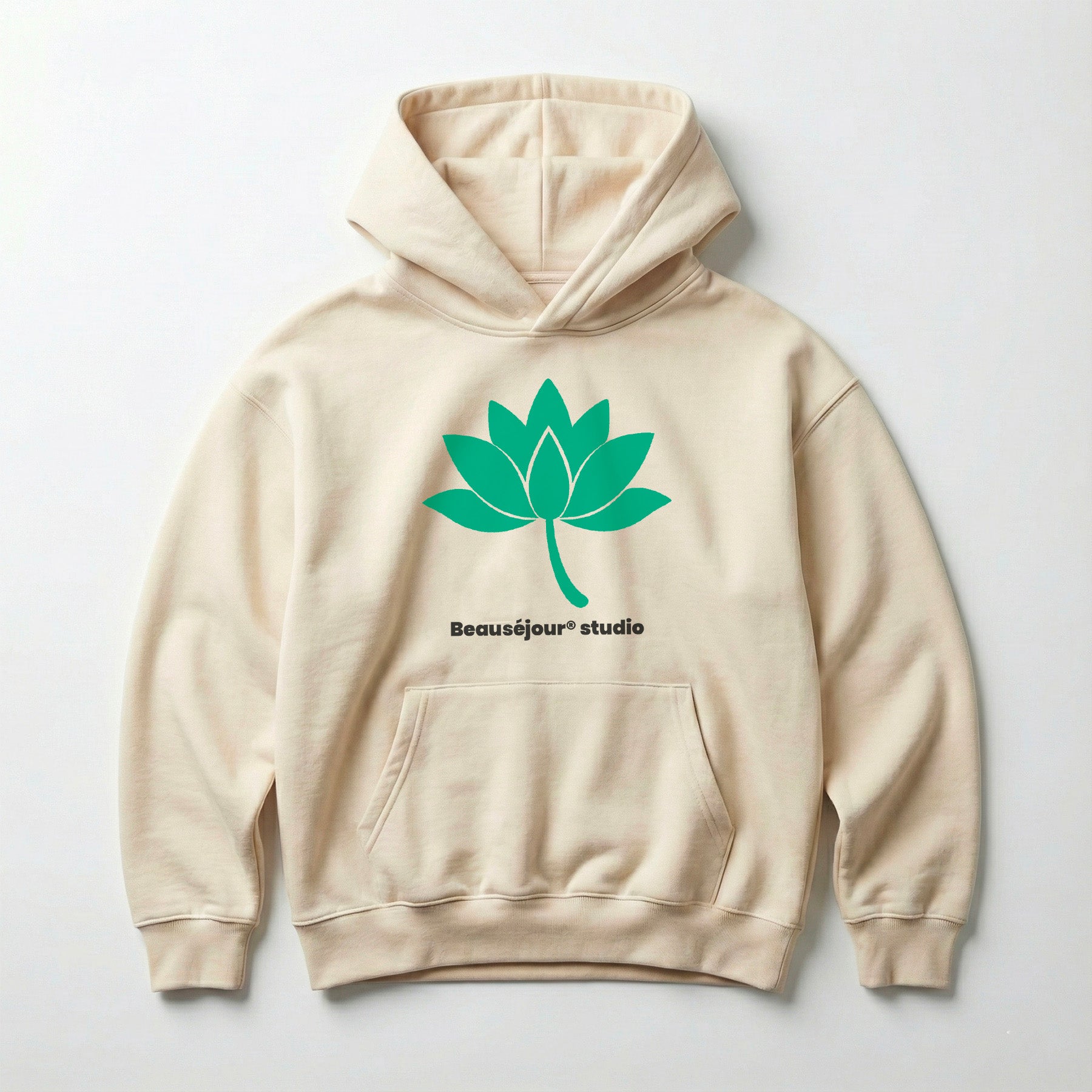 Packshot d'un sweatshirt a capuche creme. Impression fleur de lotus sur la face avant. Sweatshirt en coton biologique idéal pour les amoureux du yoga. Marque Beauséjour France. Hoodie yoga pour femme - Hoodie femme - Hoodie pour femme - Hoodie Lifestyle