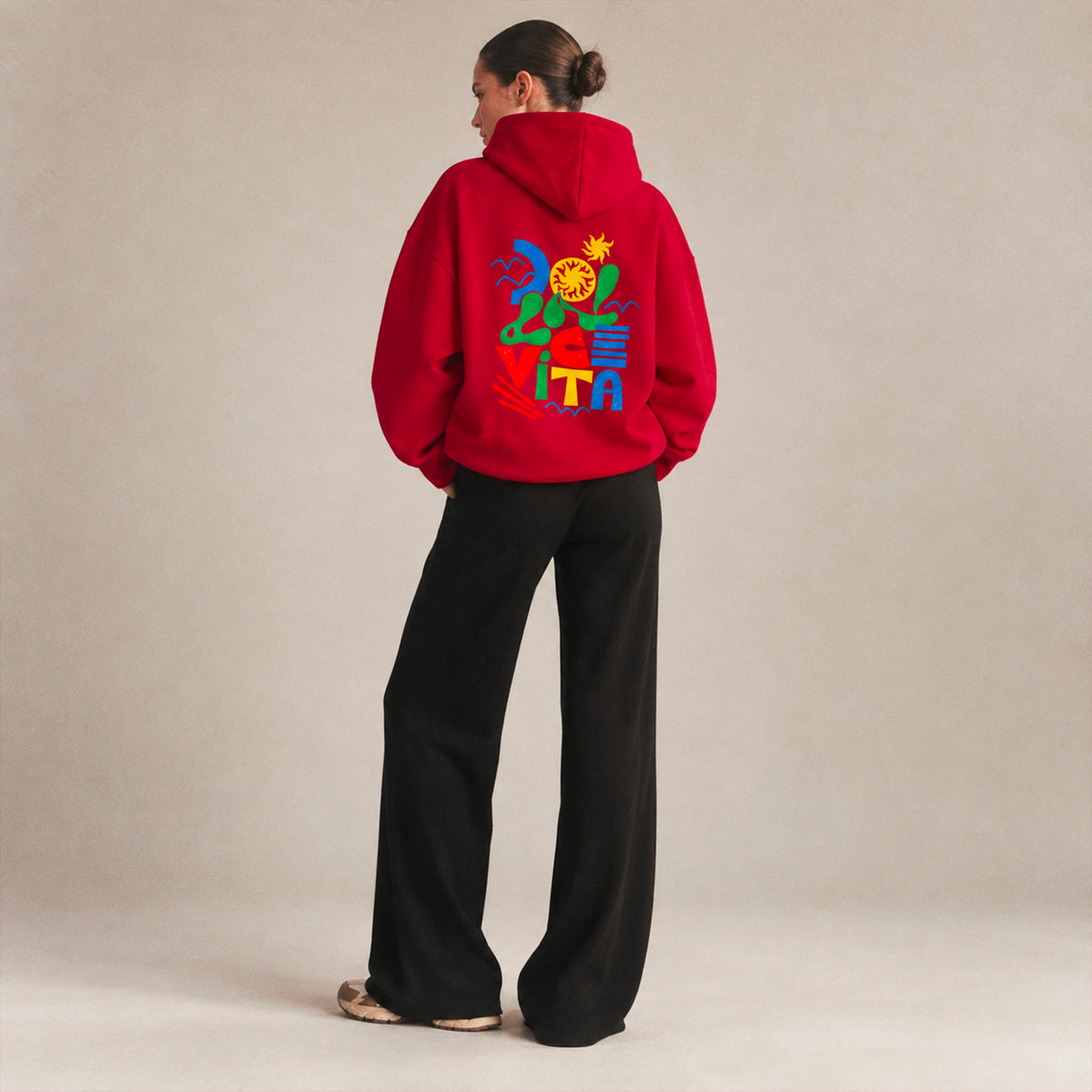 Hoodie rouge Dolce Vita colorée Beauséjour, vue de dos.