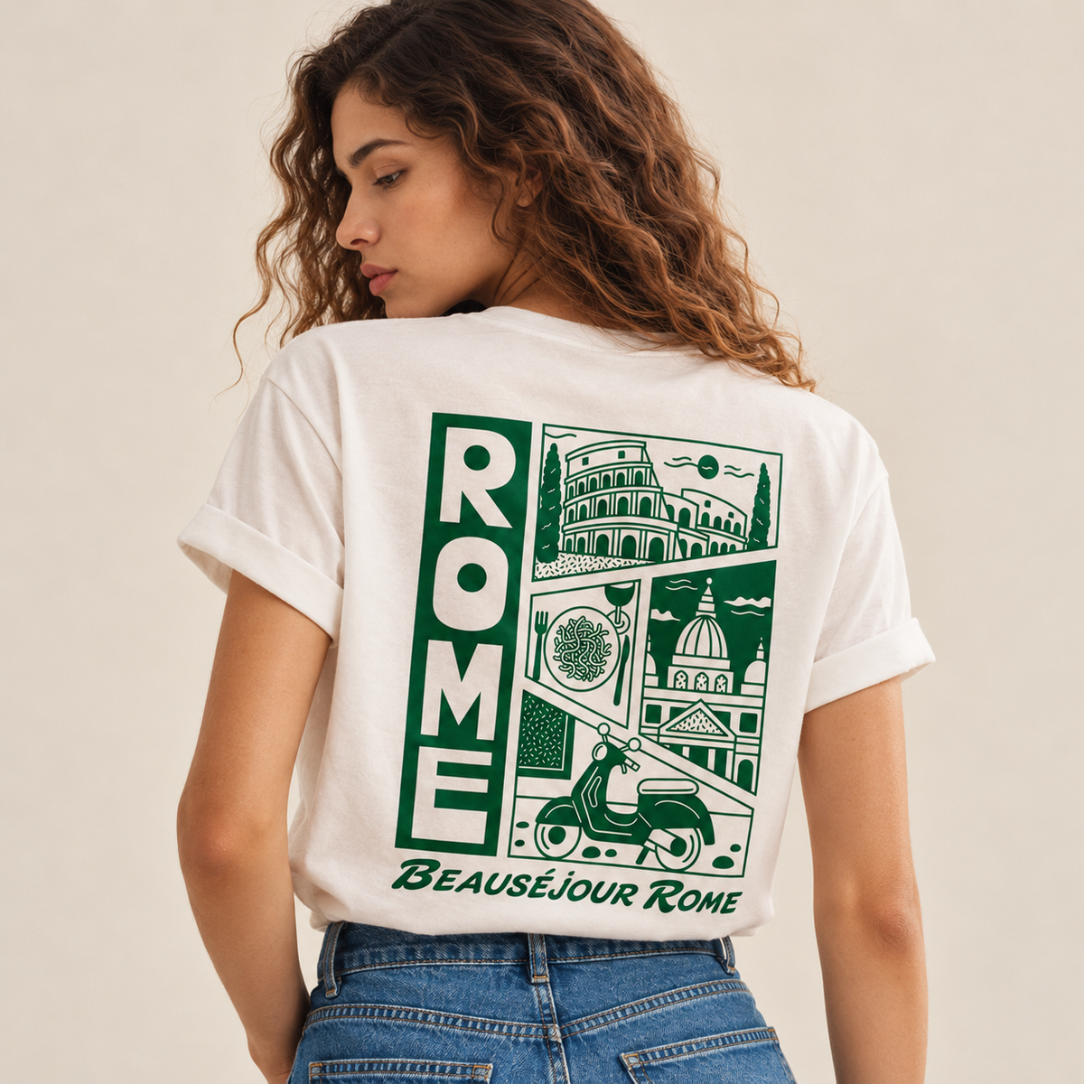 Gros plan sur le dos du T-shirt Beauséjour Rome : illustration verte du Colisée, d'une basilique et d'une Vespa.