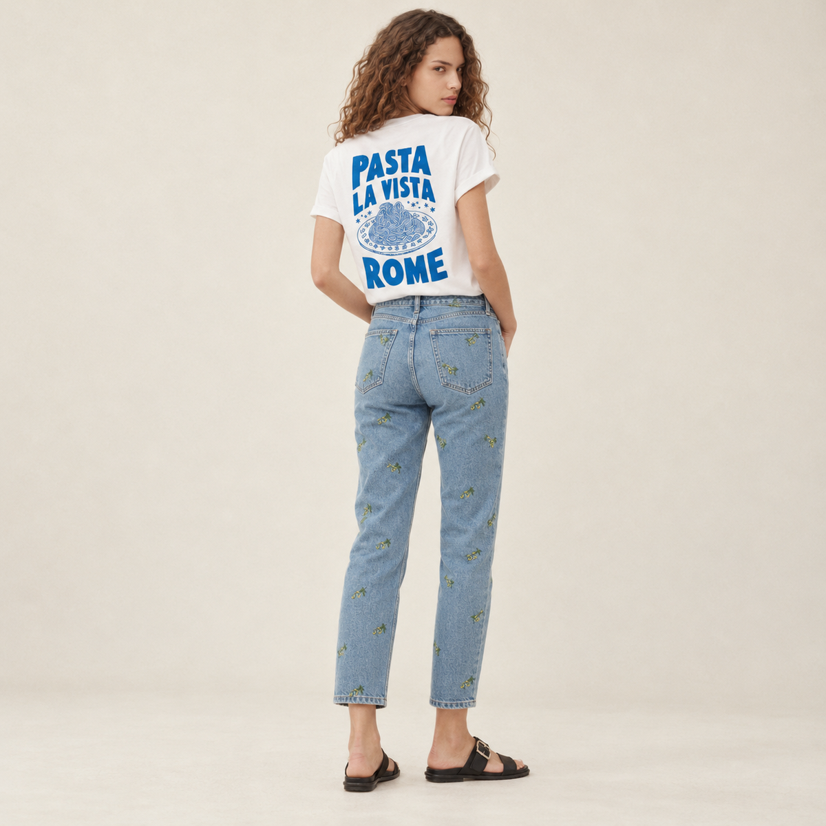 T-shirt Pasta la vista Rome porté de dos : typographie bleue et assiette de spaghettis.