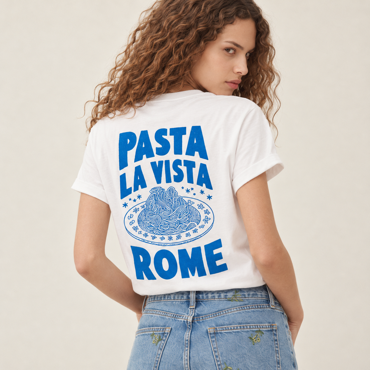 Gros plan sur l'imprimé bleu Pasta la vista Rome au dos du t-shirt blanc Beauséjour.
