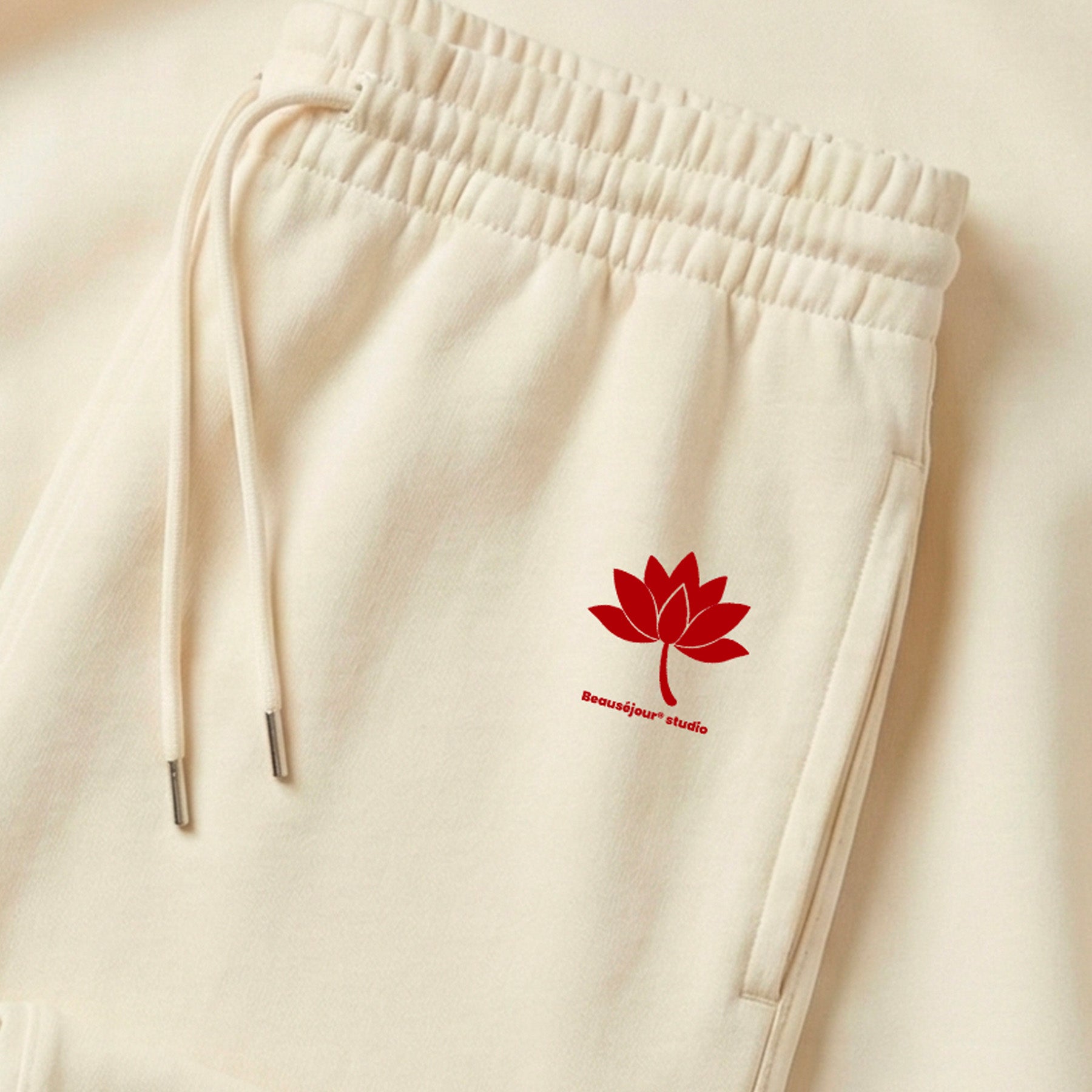 Jogging de yoga pour femme. Feuille de lotus imprimé sur la poche du jogging. Yoga femme.