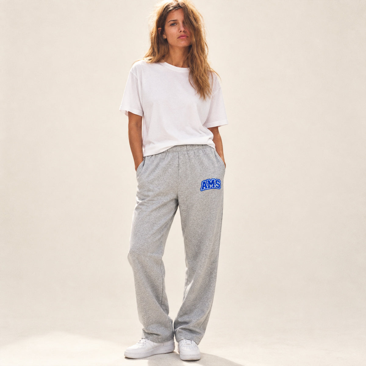 Le jogging unisexe Beauséjour AMS à coupe droite et décontractée. Molleton brossé, 85 % coton. Patch AMS à l'avant et print wear your memories poche arrière.