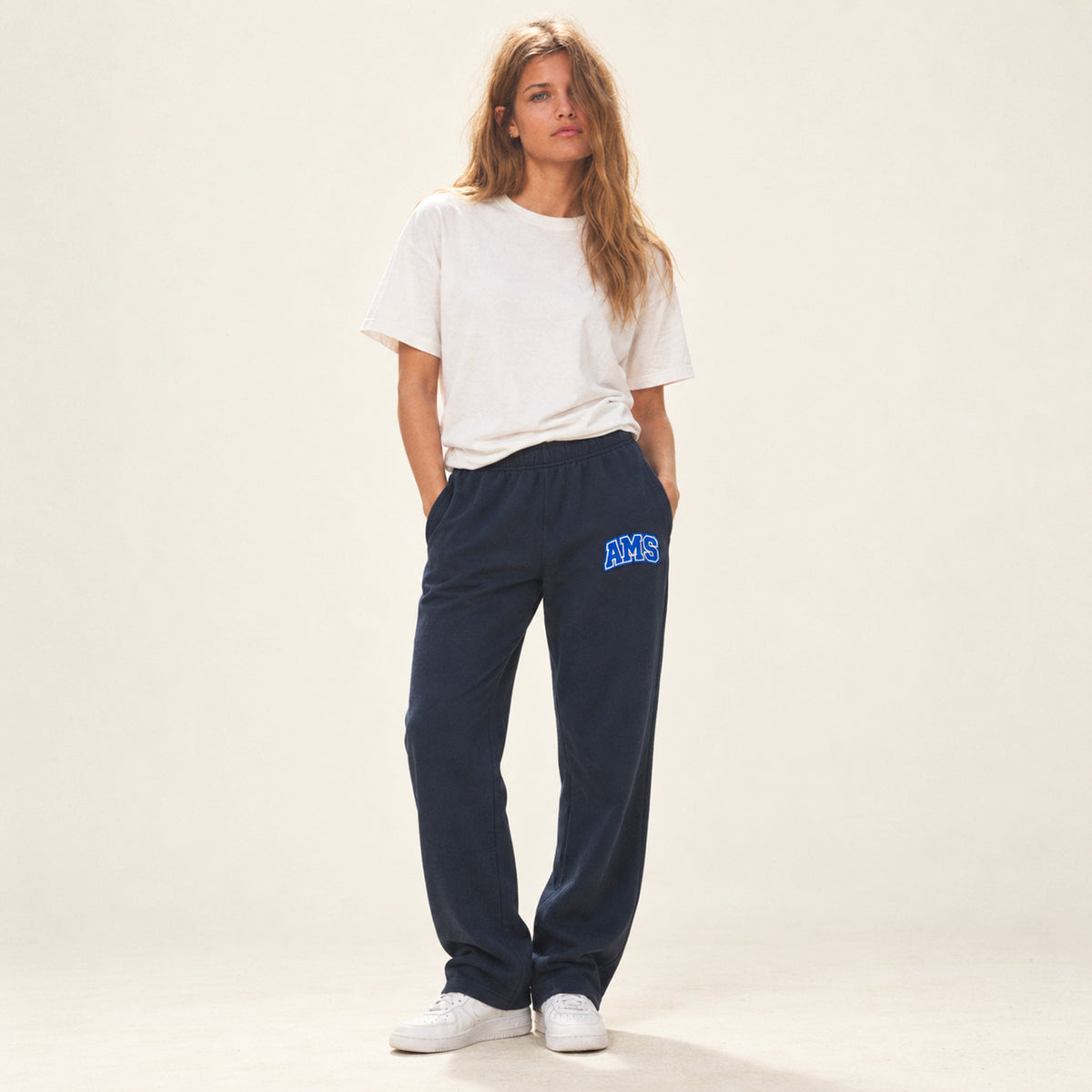 Jogging AMS Beauséjour bleu marine porté par une femme.
