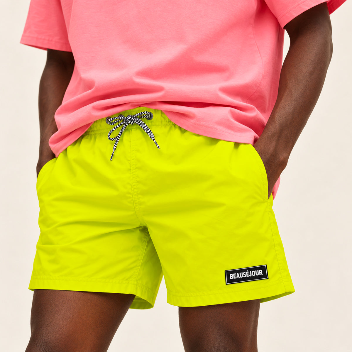 Maillot de bain jaune pour homme. Patch Beauséjour en caoutchouc signature sur la cuisse. zoom produit.