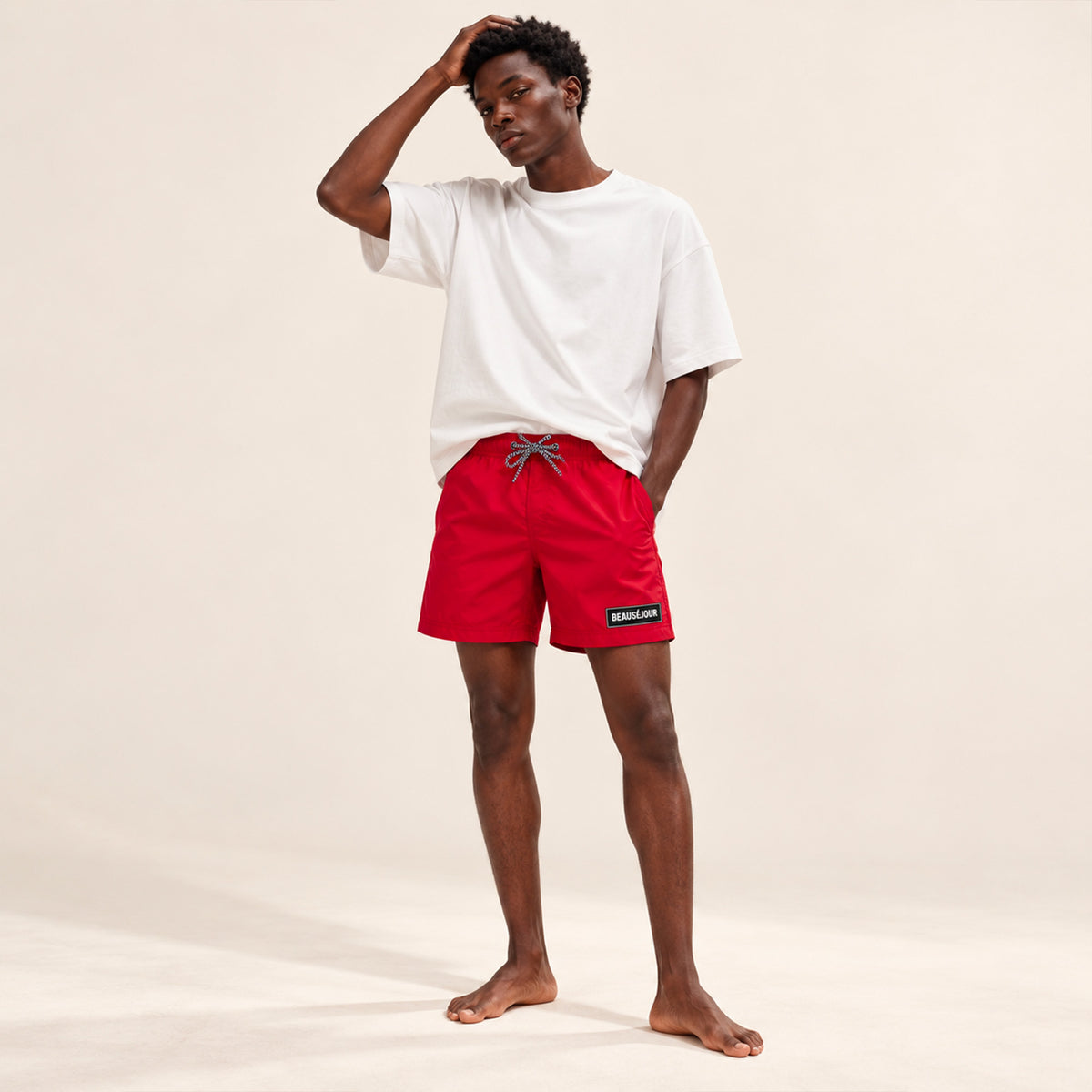 Maillot de bain rouge pour homme. Patch Beauséjour en caoutchouc signature sur la cuisse. studio.