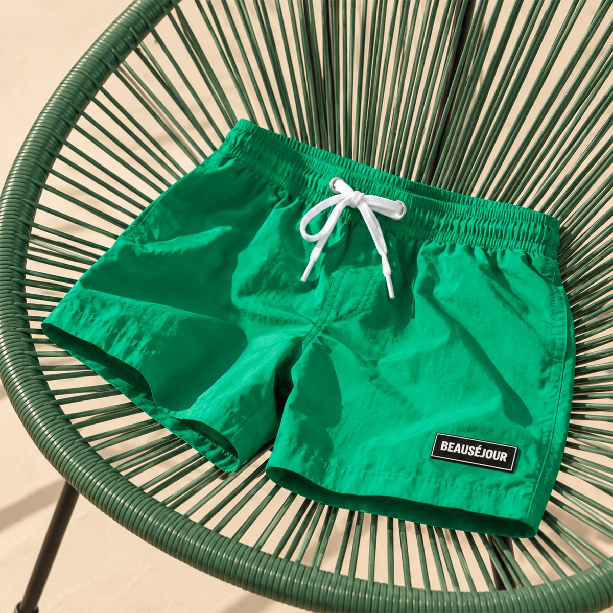 Maillot de bain vert pour homme. atch Beauséjour caoutchouc signature sur la cuisse. Packshot.