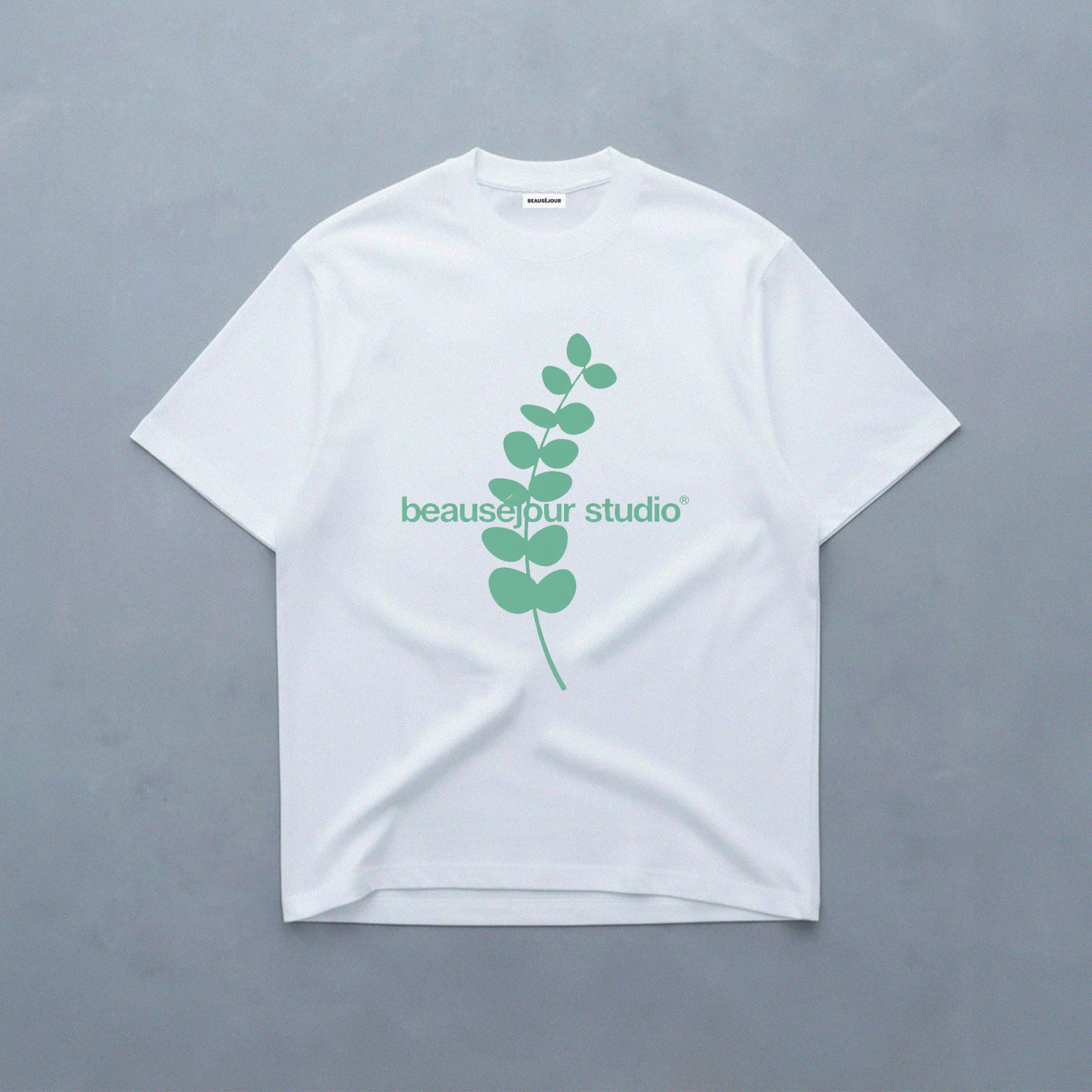 T-shirt yoga en coton bio Beauséjour, modèle minimaliste.
Tshirt yoga coton bio femme, coupe confortable.
T-shirt yoga doux et respirant pour pratique yoga.
Vêtement yoga minimaliste en coton bio Beauséjour.