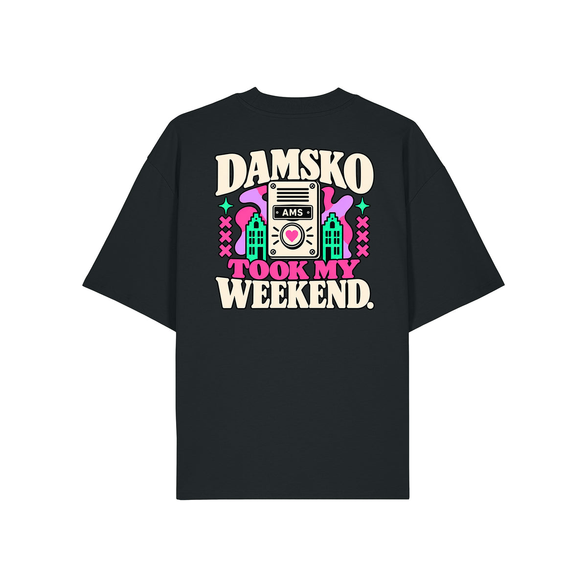 T-shirt boxy Damsko Beauséjour vu de dos, avec imprimé multicolore « Damsko Took My Weekend », interphone AMS et façades d’Amsterdam.