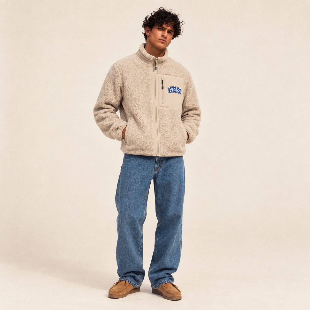 Polaire homme Beauséjour AMS bleu marine en Sherpa 450g recyclé, col montant zippé, empiècements softshell, poches zippées et patch AMS brodé sur la poitrine.