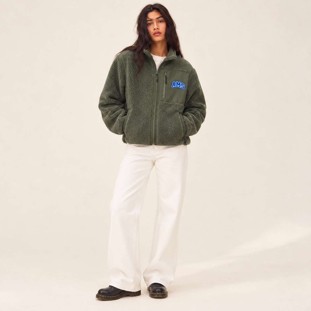 Polaire femme Beauséjour AMS bleu marine en Sherpa 450g recyclé, col montant zippé, empiècements softshell, poches zippées et patch AMS brodé sur la poitrine.
