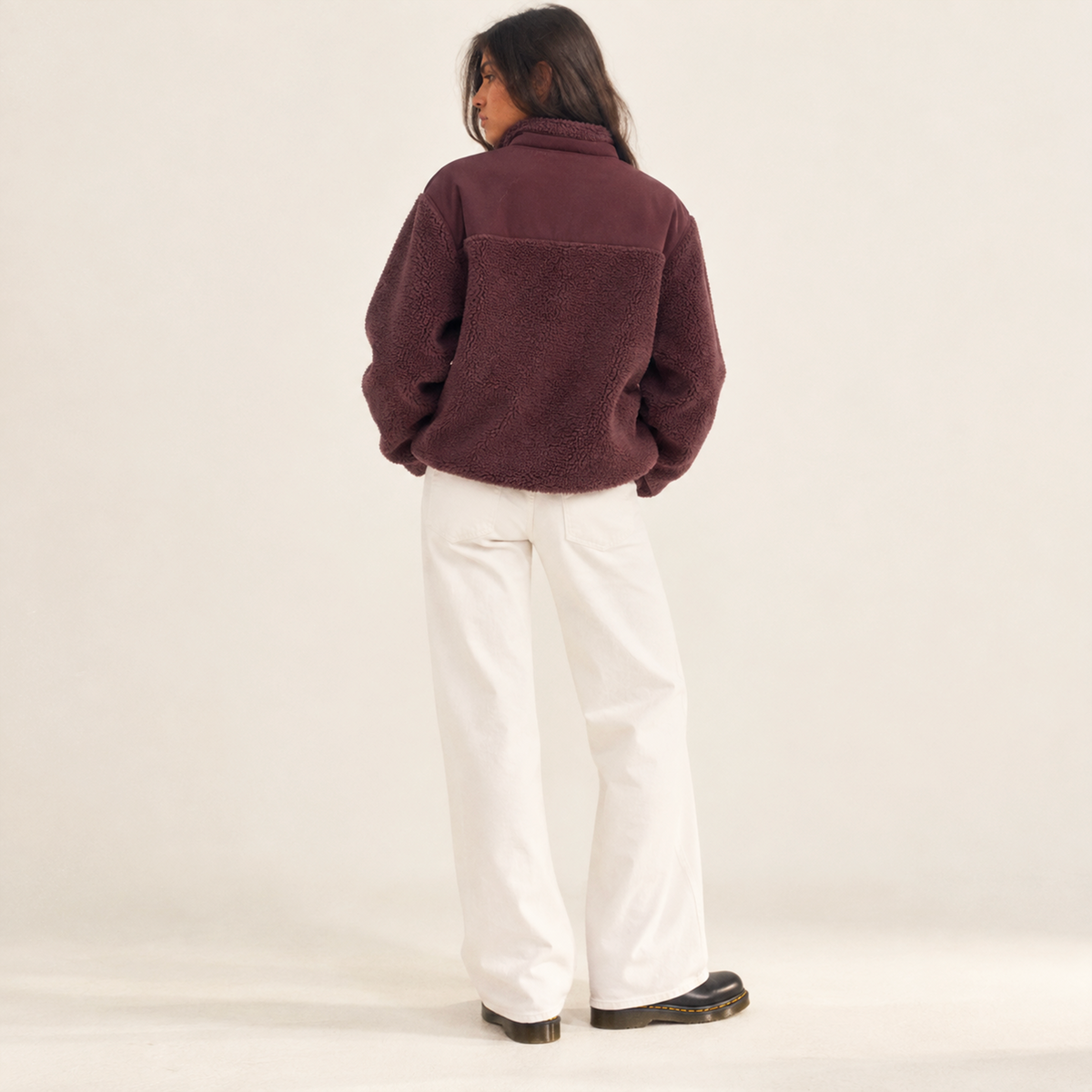 Polaire femme Beauséjour AMS bleu marine en Sherpa 450g recyclé, col montant zippé, empiècements softshell, poches zippées et patch AMS brodé sur la poitrine.