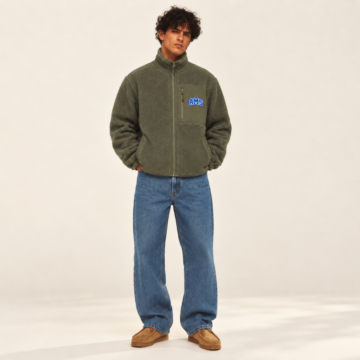 Polaire homme Beauséjour AMS bleu marine en Sherpa 450g recyclé, col montant zippé, empiècements softshell, poches zippées et patch AMS brodé sur la poitrine.