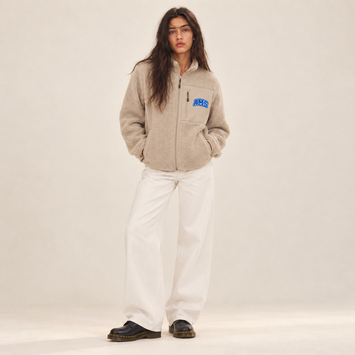 Polaire femme Beauséjour AMS bleu marine en Sherpa 450g recyclé, col montant zippé, empiècements softshell, poches zippées et patch AMS brodé sur la poitrine.