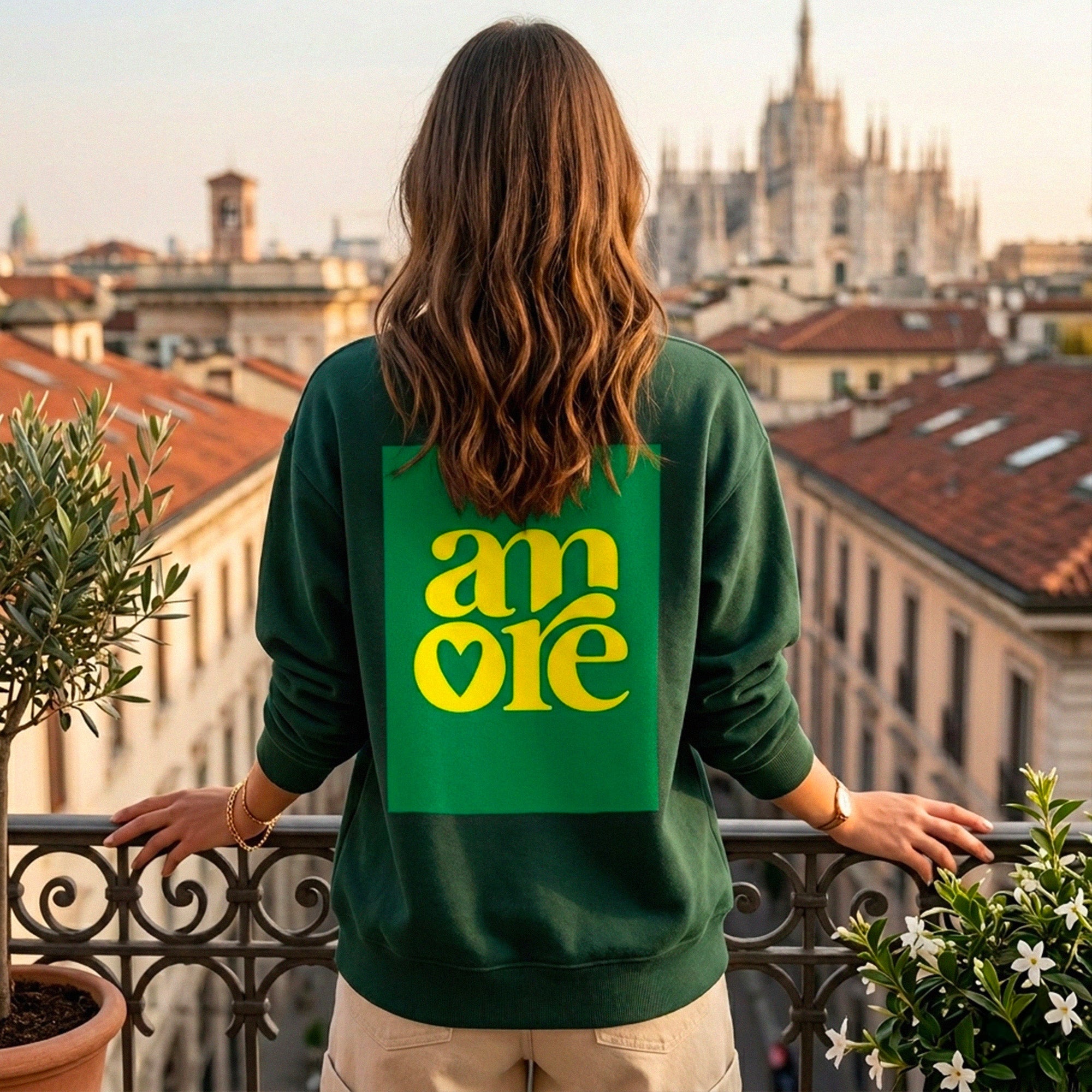 Sweat vert femme Beausejour Amore avec imprime typographie jaune et coeur au dos, molleton brosse col rond.