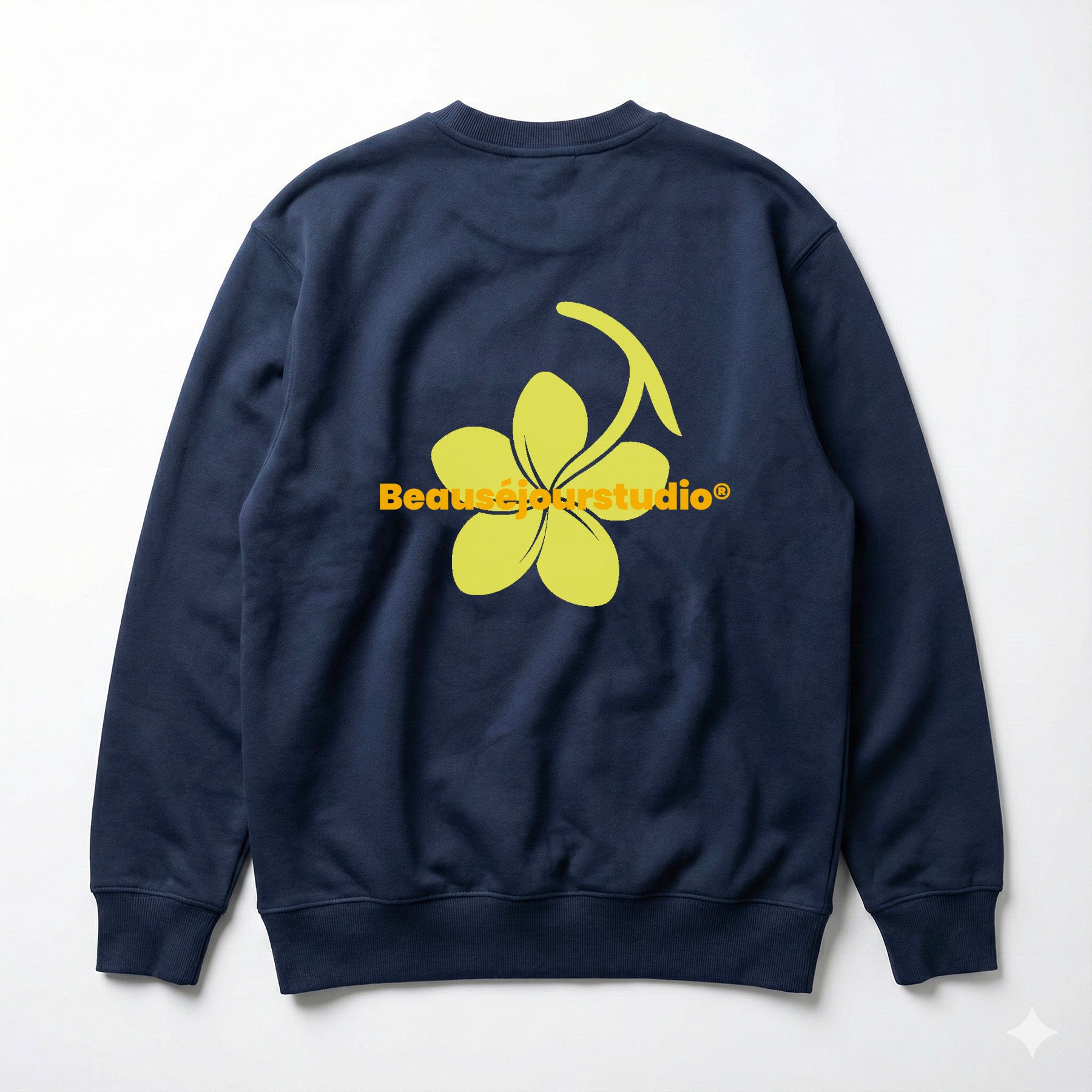 Packshot d'un sweat lifestyle yoga. Impression Plumeria jaune au dos du sweat. Le best seller des sweatshirts pour yoga.