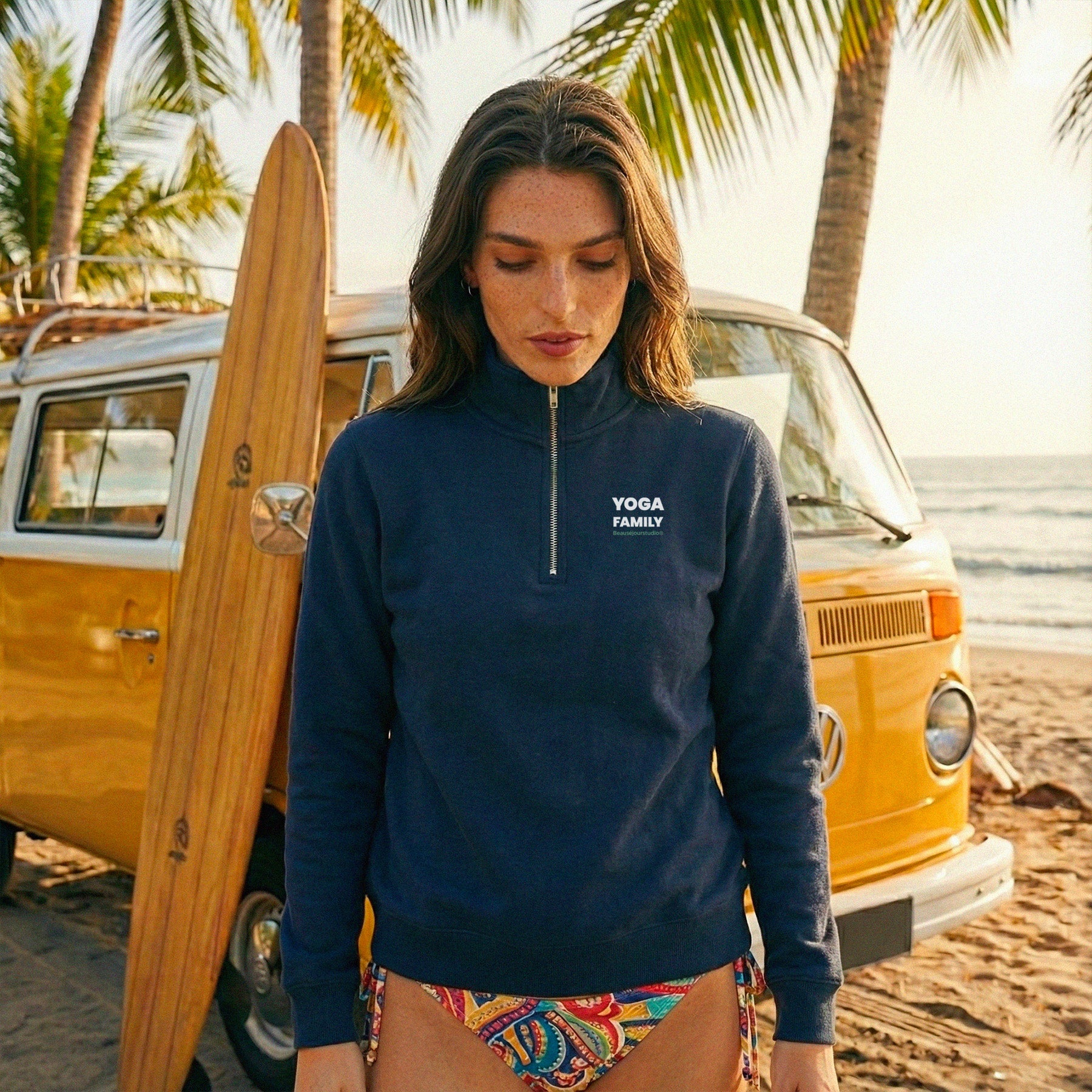 Sweatshirt yoga pour femme bleu marine. Zipp à l'avant.