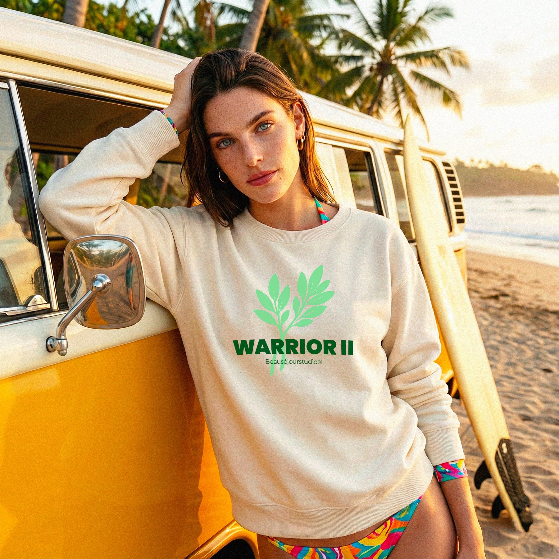 Femme devant un van. Elle porte un sweatshirt Beausejour creme. Impression Warrior II à l'avant du sweat. Sweatshirt parfait en coton bio pour fan de yoga. Sweat Yoga pour femme - sweat femme - sweat pour femme - sweat Lifestyle