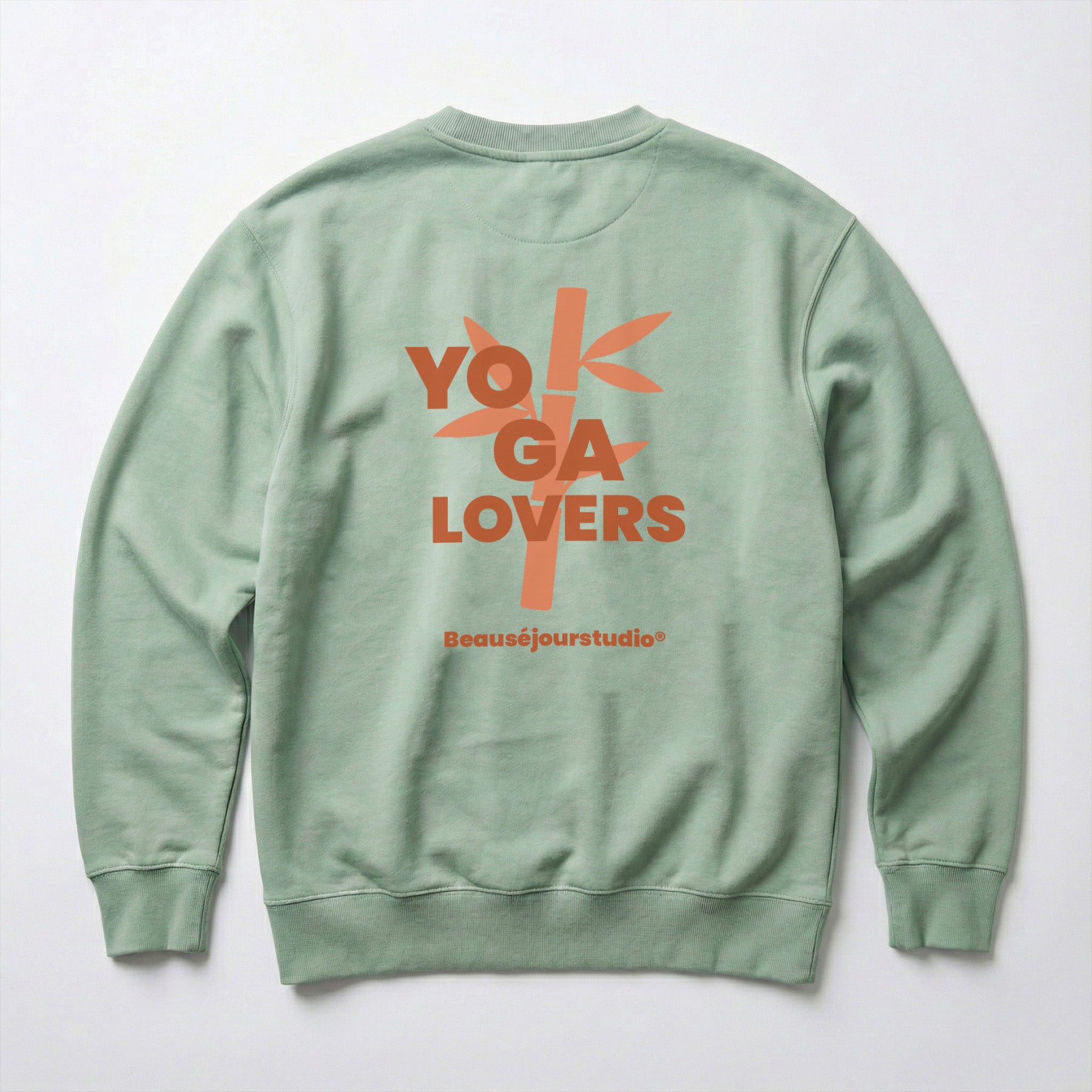 Sweatshirt aloé pour les fans du yoga. Sweatshirt de couleur aloé de la marque beauséjour France. Inscription au dos, Yoga lovers avec bambou.