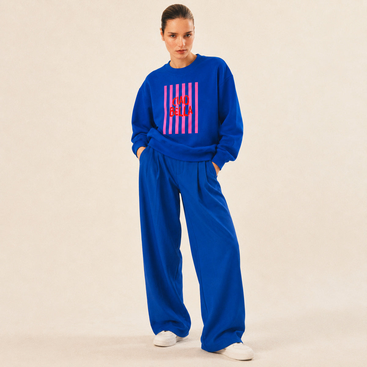 Sweatshirt bleu royal Ciao Bella Beauséjour pour femme, vue de face en coton biologique – Beauséjour France.