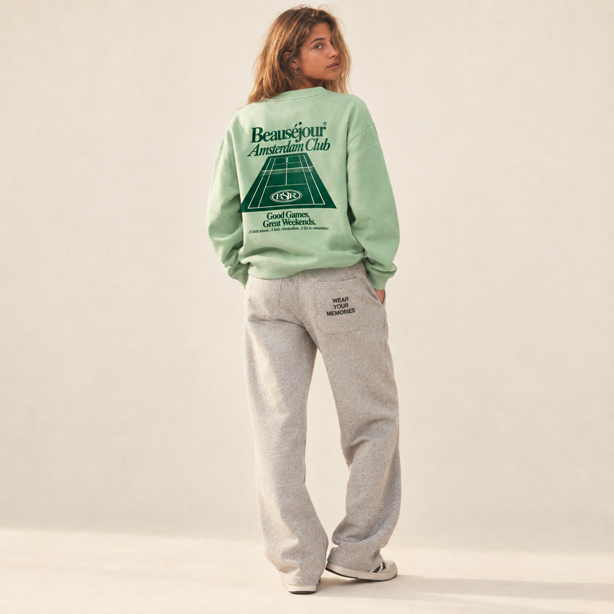 Sweatshirt Amsterdam Club Beauséjour vert porté par une femme.