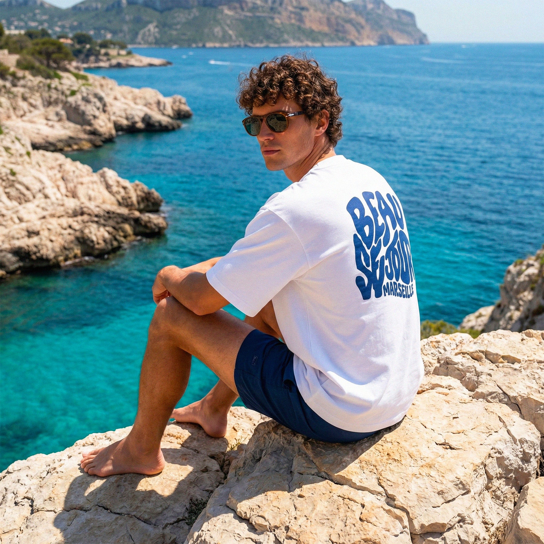 homme calanques de marseille qui porte tshirt boxy beauséjour.