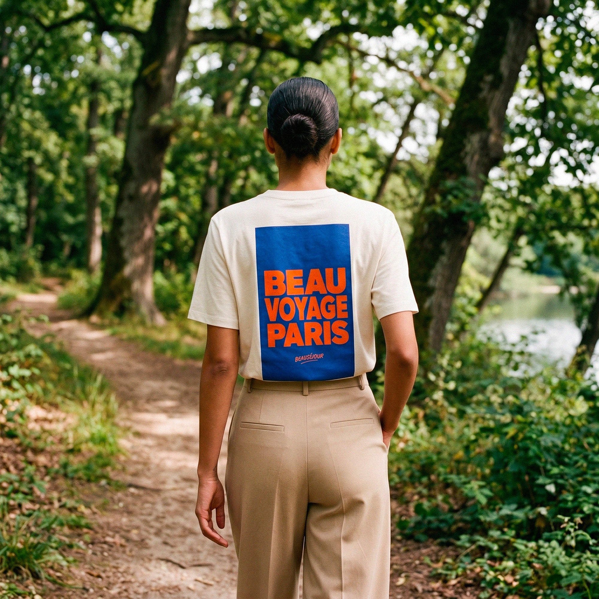 T-shirt creme femme Beausejour Beau Voyage Paris avec imprime typographique bleu et orange au dos, style ete nature.