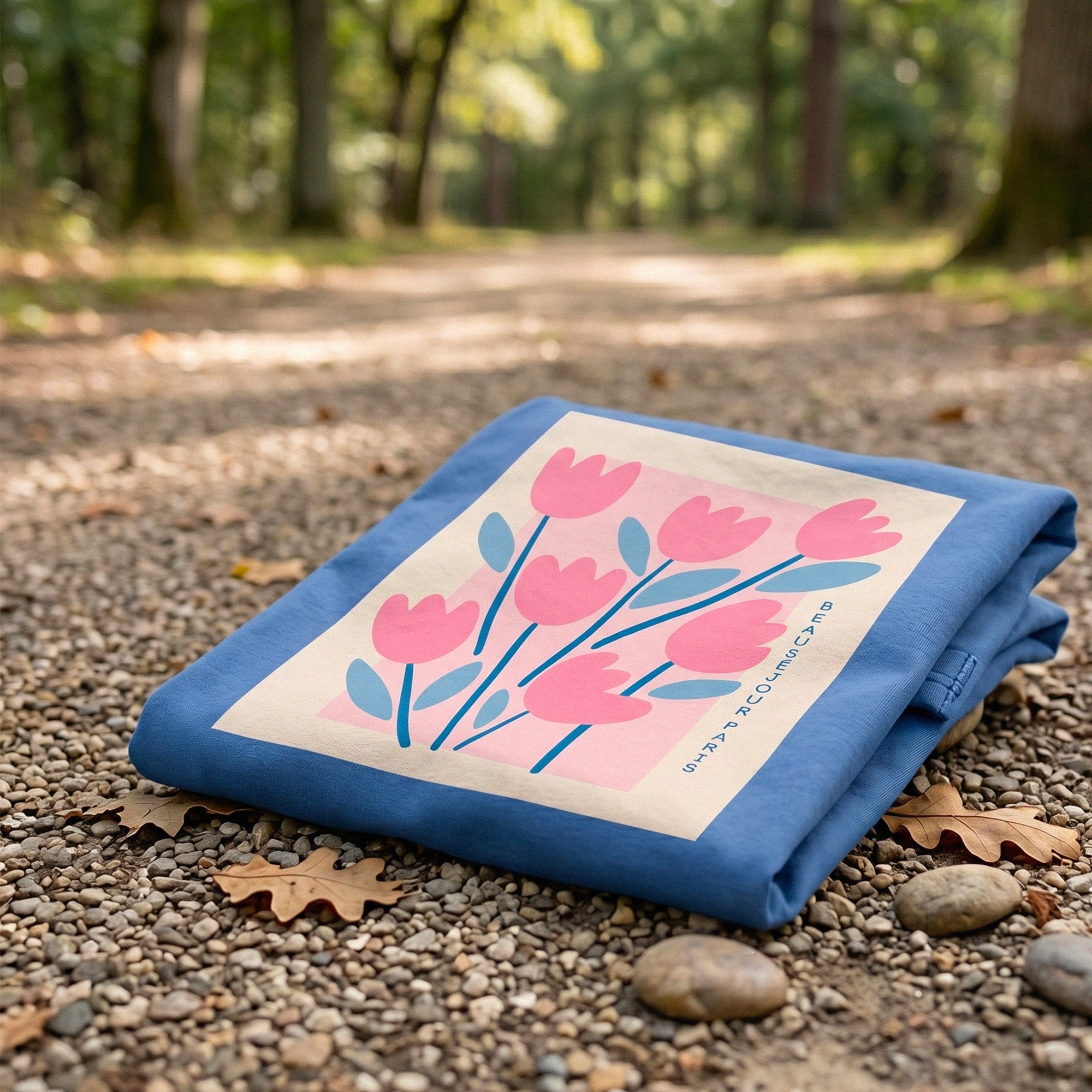 T-shirt bleu Paris en Fleurs Beausejour pour femme, motif fleurs stylisees, ambiance nature et lifestyle ete.