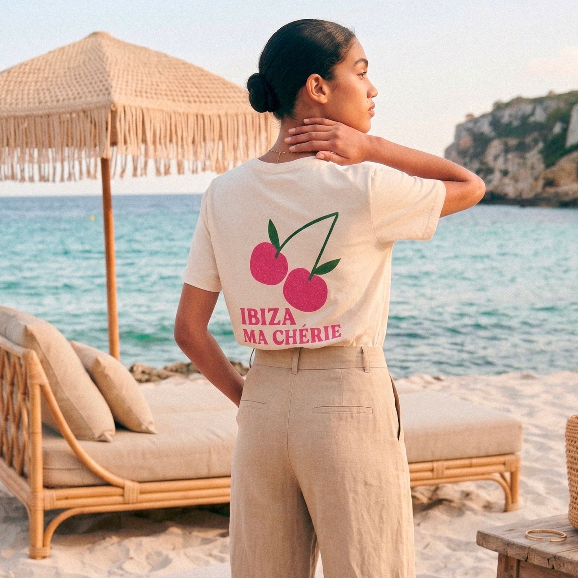 T-shirt crème Ibiza Ma Chérie Beauséjour pour femme, design graphique cerises roses, ambiance été lifestyle bord de mer.