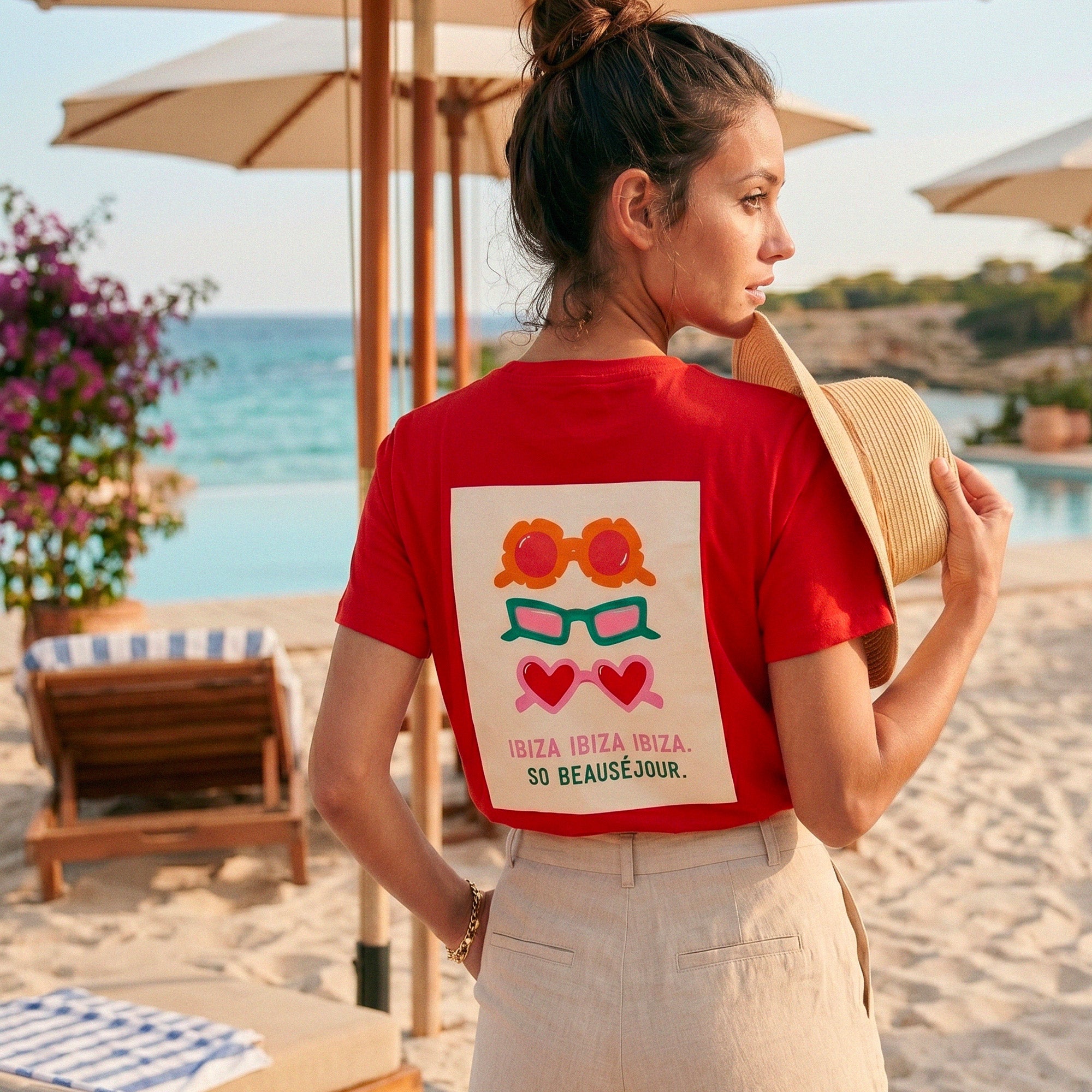 T-shirt rouge Ibiza So Beausejour pour femme, visuel lunettes et coeurs, ambiance ete chic et lifestyle plage.