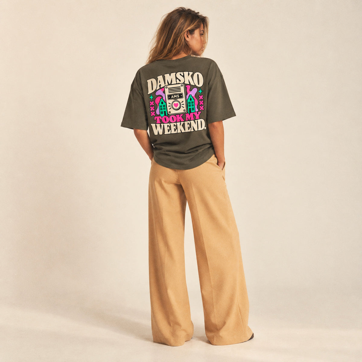 T-shirt boxy Damsko Beauséjour kaki porté par une femme.