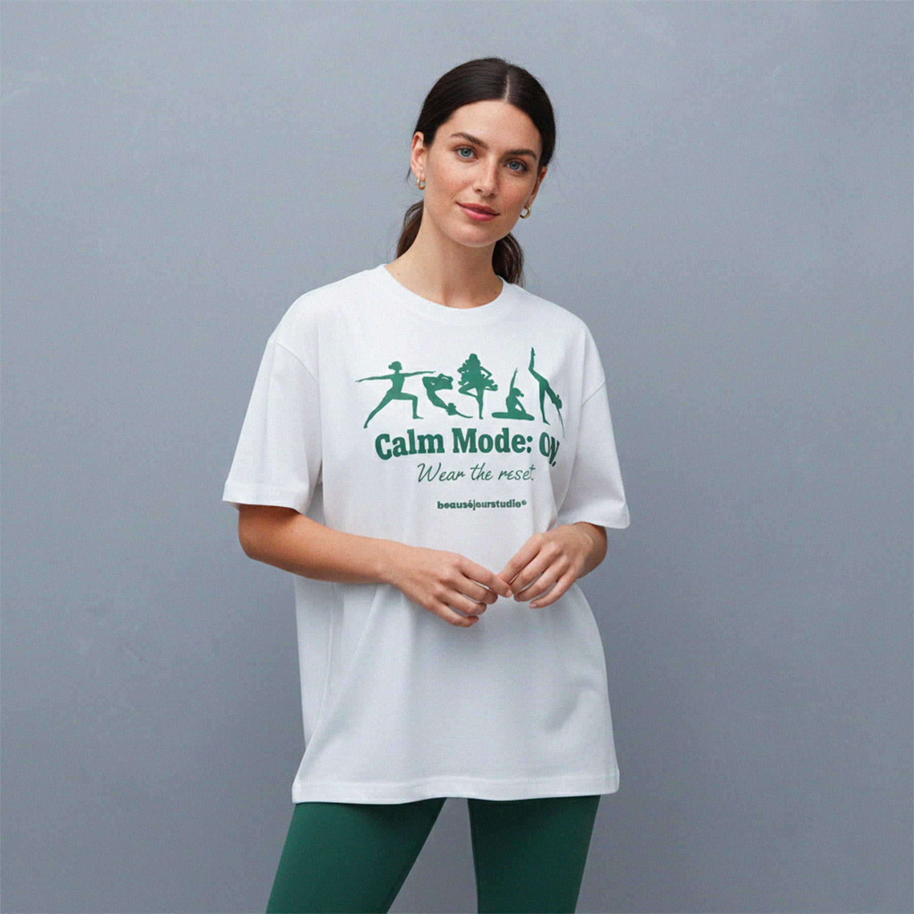 T-shirt yoga en coton bio Beauséjour, modèle minimaliste.
Tshirt yoga coton bio homme femme, coupe confortable.
T-shirt yoga doux et respirant pour pratique yoga.
Vêtement yoga minimaliste en coton bio Beauséjour.