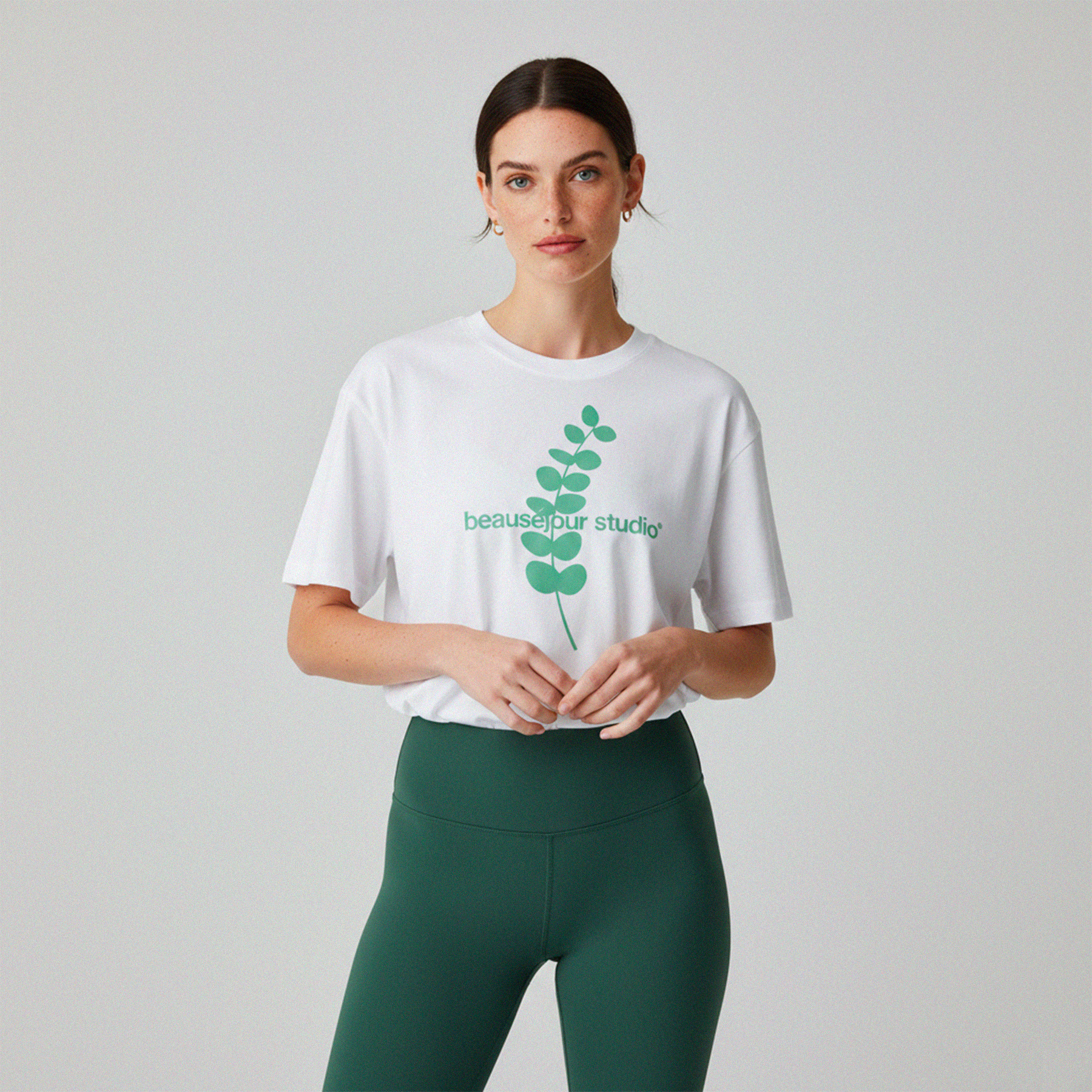 T-shirt yoga en coton bio Beauséjour, modèle minimaliste.
Tshirt yoga coton bio femme, coupe confortable.
T-shirt yoga doux et respirant pour pratique yoga.
Vêtement yoga minimaliste en coton bio Beauséjour.
