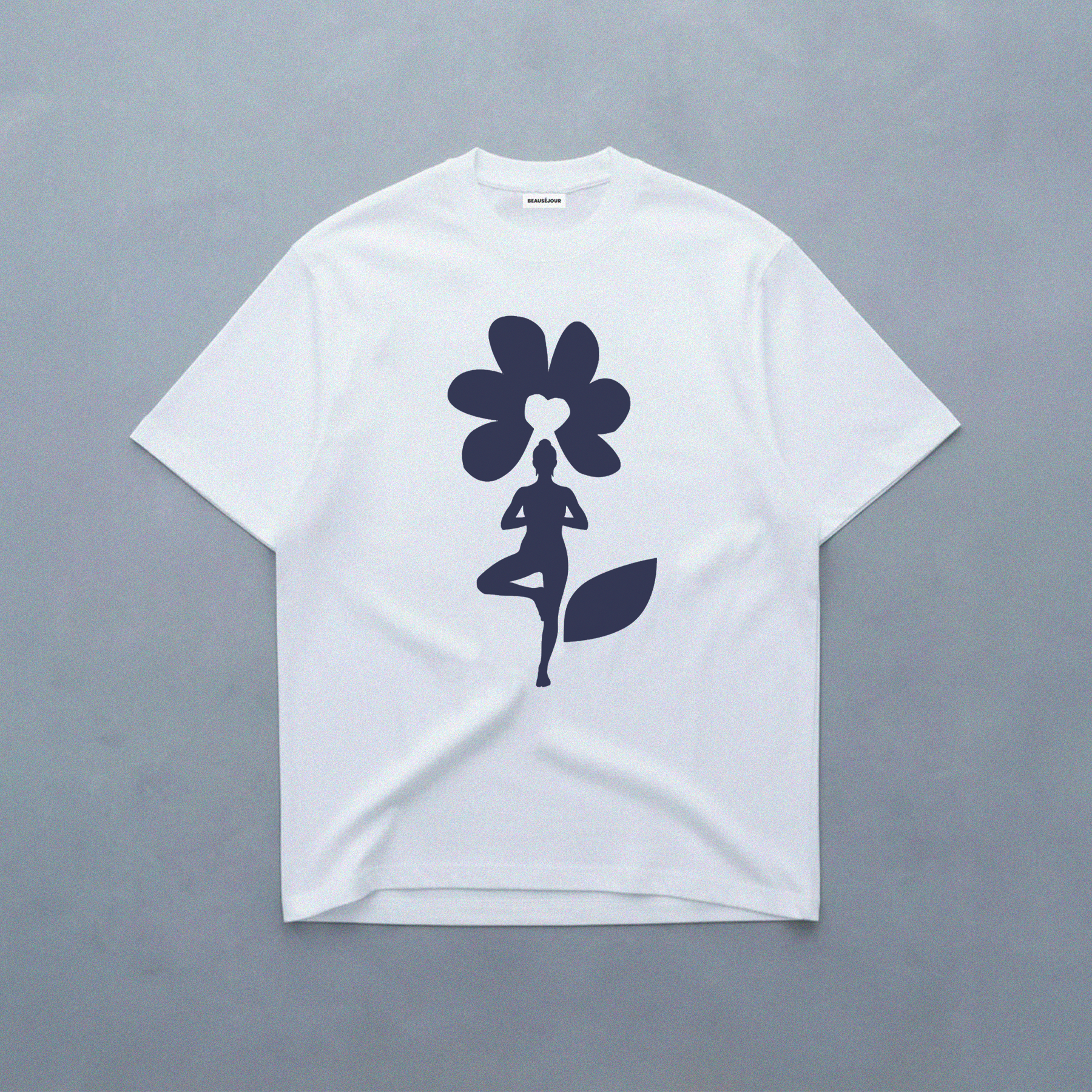 T-shirt yoga en coton bio Beauséjour, modèle minimaliste.
Tshirt yoga coton bio femme, coupe confortable.
T-shirt yoga doux et respirant pour pratique yoga.
Vêtement yoga minimaliste en coton bio Beauséjour.