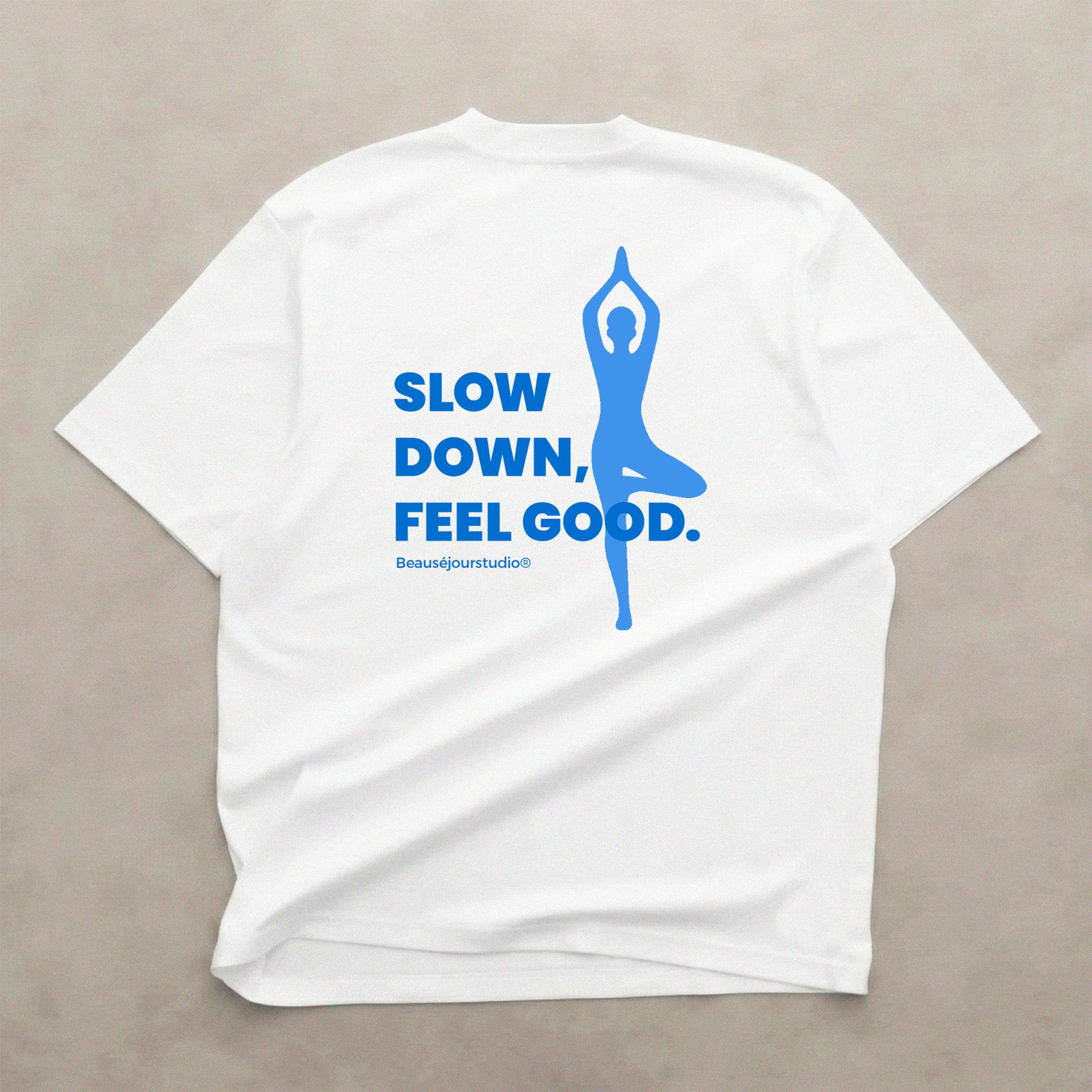 Packshot du tshirt slow down feel good. 100% biologique destiné aux fans de yoga.