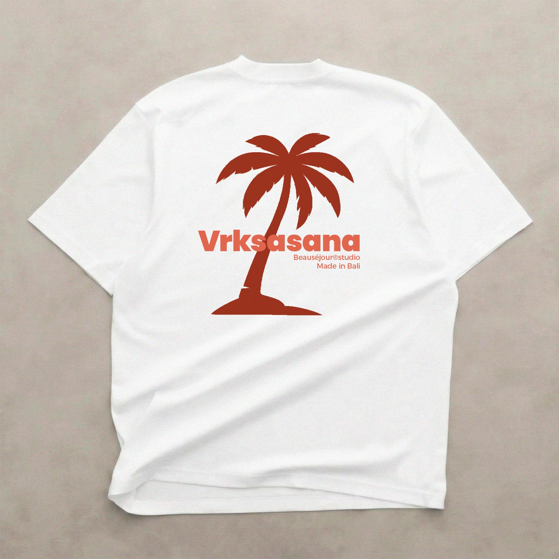 Tshirt blanc yoga lifestyle pour femme. Coton 100% biologique. Impression d'un palmier avec inscription Vrksasana beausejour studio made in bali.